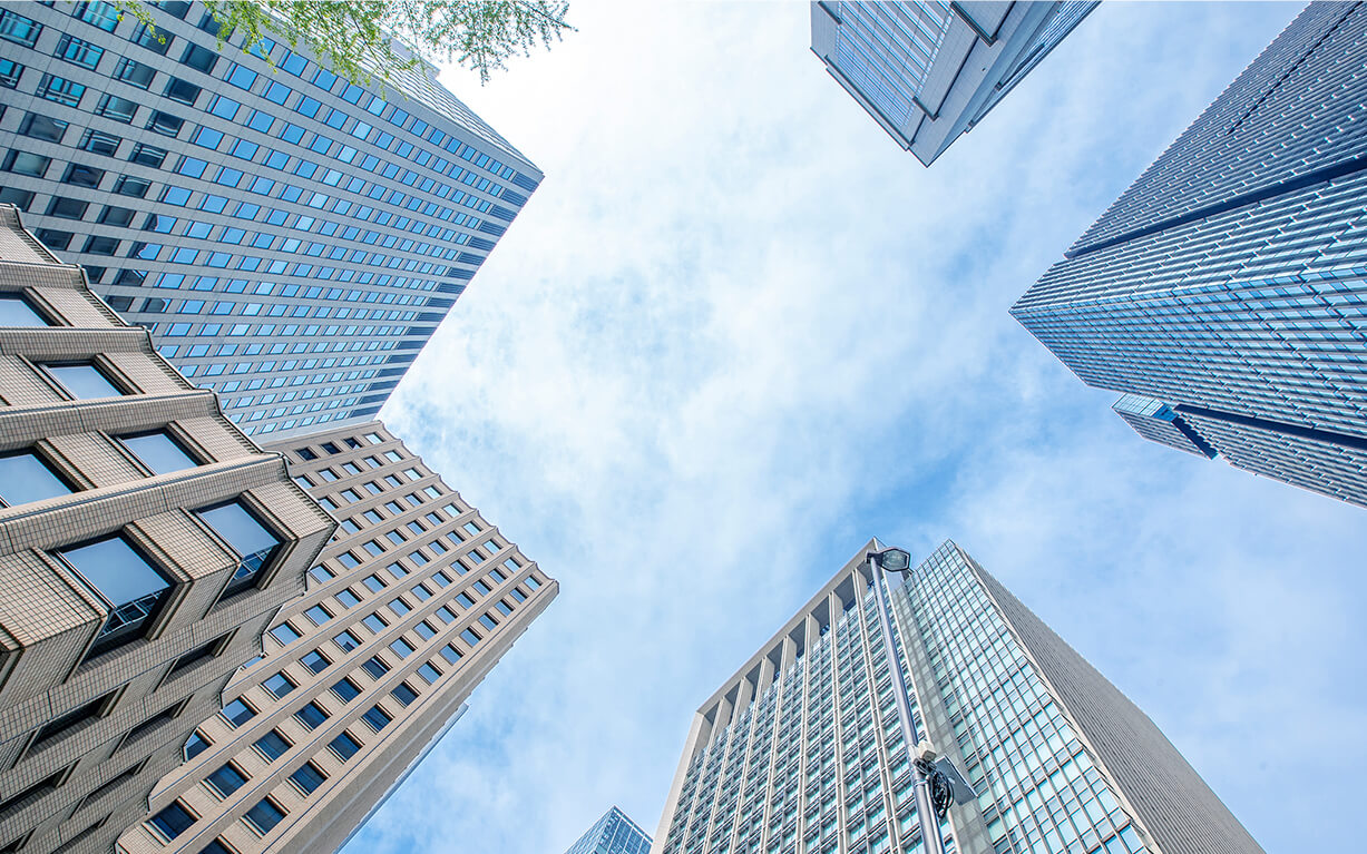 青空にそびえたつビル群の写真